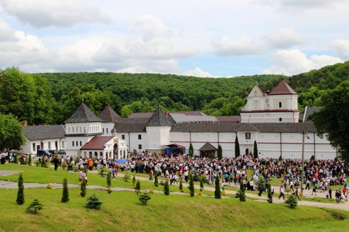 Вінницька молодь на прощі в Уневі Вінницька молодь на прощі в Уневі